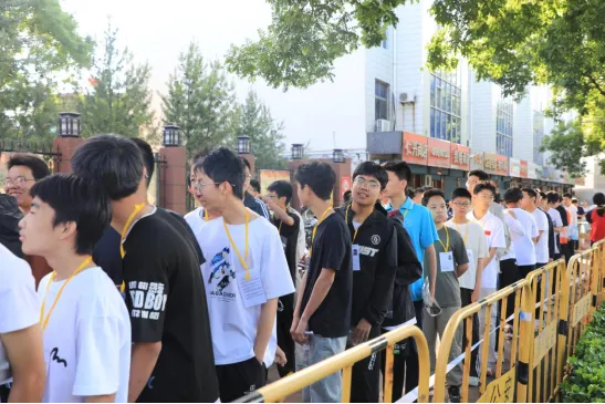 少年加油冲!中考首日开考,多图现场直击→-第8张图片-四季读书网 少年加油冲!中考首日开考,多图现场直击→-第8张图片-四季读书网