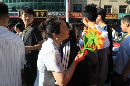 少年加油冲!中考首日开考,多图现场直击→-第9张图片-四季读书网 少年加油冲!中考首日开考,多图现场直击→-第9张图片-四季读书网