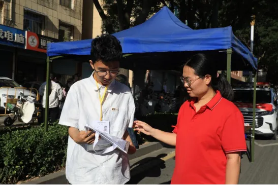 少年加油冲!中考首日开考,多图现场直击→-第10张图片-四季读书网 少年加油冲!中考首日开考,多图现场直击→-第10张图片-四季读书网