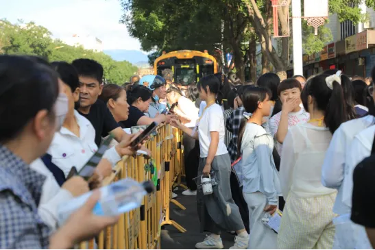 少年加油冲!中考首日开考,多图现场直击→-第11张图片-四季读书网 少年加油冲!中考首日开考,多图现场直击→-第11张图片-四季读书网