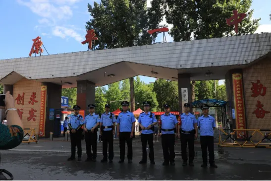少年加油冲!中考首日开考,多图现场直击→-第16张图片-四季读书网 少年加油冲!中考首日开考,多图现场直击→-第16张图片-四季读书网