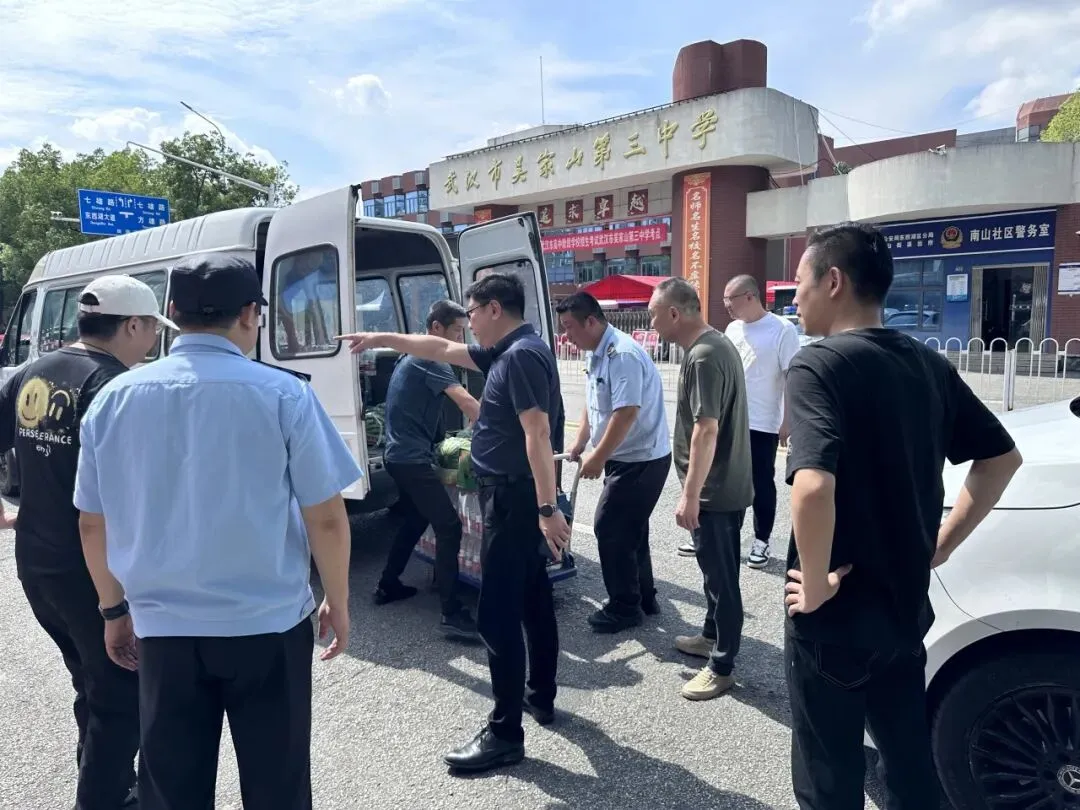 直击中考现场:一份来自吴家山街道商会的“清凉”问候-第3张图片-四季读书网 直击中考现场:一份来自吴家山街道商会的“清凉”问候-第3张图片-四季读书网