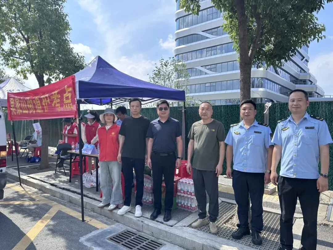 直击中考现场:一份来自吴家山街道商会的“清凉”问候-第4张图片-四季读书网 直击中考现场:一份来自吴家山街道商会的“清凉”问候-第4张图片-四季读书网