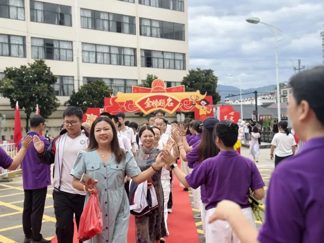 “紫”定行!二中学子,中考加油!-第5张图片-四季读书网 “紫”定行!二中学子,中考加油!-第5张图片-四季读书网