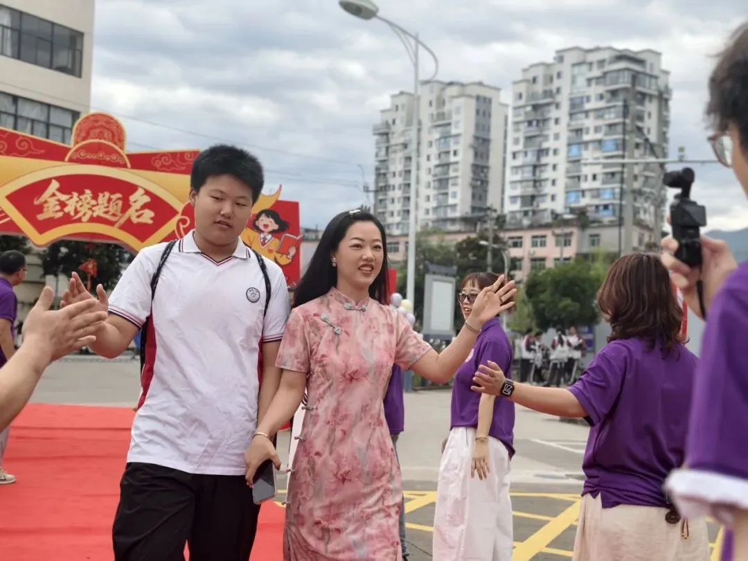 “紫”定行!二中学子,中考加油!-第12张图片-四季读书网 “紫”定行!二中学子,中考加油!-第12张图片-四季读书网