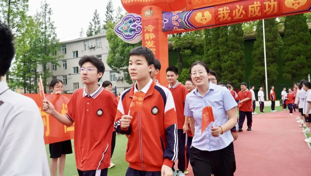 【中考加油】执笔逐梦·奔赴山海——城固县恒博实验学校中考送考仪式纪实-第49张图片-四季读书网 【中考加油】执笔逐梦·奔赴山海——城固县恒博实验学校中考送考仪式纪实-第49张图片-四季读书网