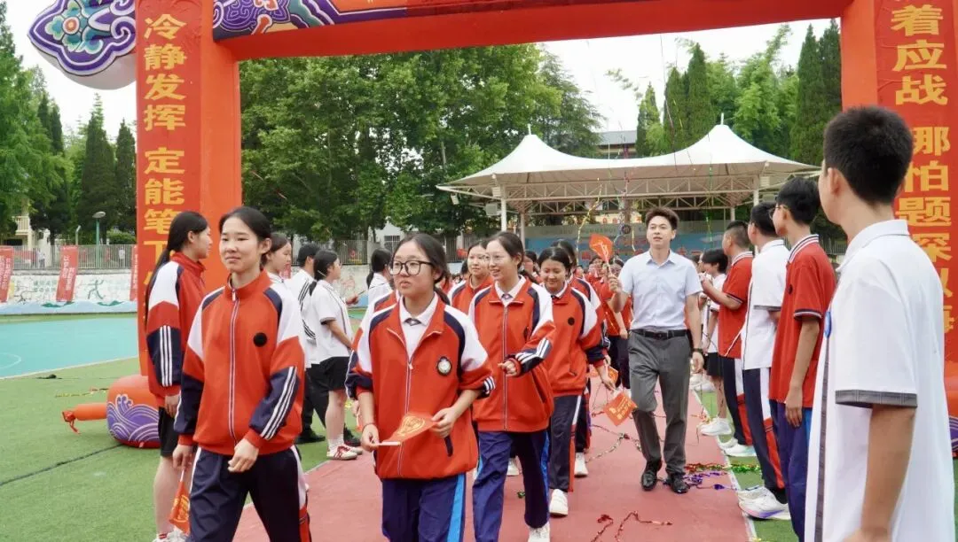 【中考加油】执笔逐梦·奔赴山海——城固县恒博实验学校中考送考仪式纪实-第50张图片-四季读书网 【中考加油】执笔逐梦·奔赴山海——城固县恒博实验学校中考送考仪式纪实-第50张图片-四季读书网