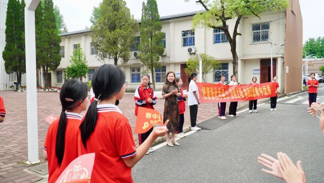 【中考加油】执笔逐梦·奔赴山海——城固县恒博实验学校中考送考仪式纪实-第51张图片-四季读书网 【中考加油】执笔逐梦·奔赴山海——城固县恒博实验学校中考送考仪式纪实-第51张图片-四季读书网
