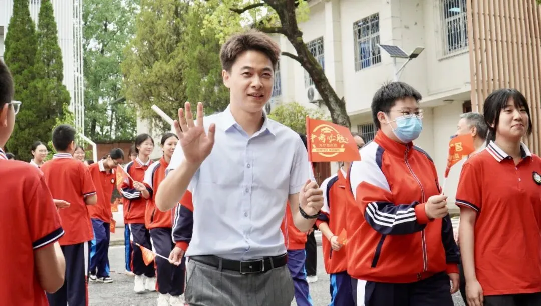 【中考加油】执笔逐梦·奔赴山海——城固县恒博实验学校中考送考仪式纪实-第52张图片-四季读书网 【中考加油】执笔逐梦·奔赴山海——城固县恒博实验学校中考送考仪式纪实-第52张图片-四季读书网