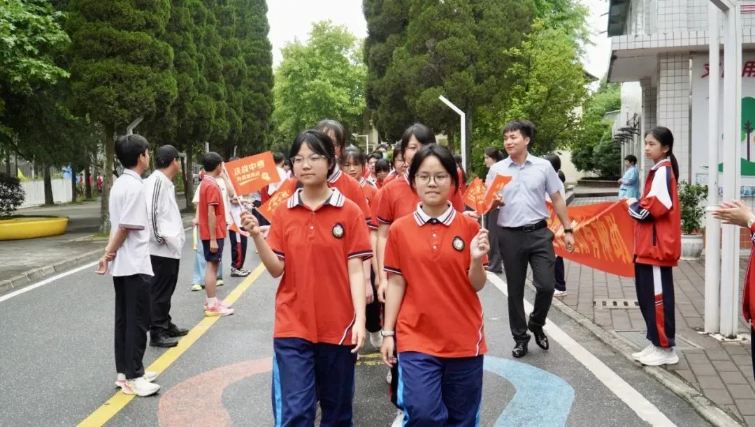 【中考加油】执笔逐梦·奔赴山海——城固县恒博实验学校中考送考仪式纪实-第53张图片-四季读书网 【中考加油】执笔逐梦·奔赴山海——城固县恒博实验学校中考送考仪式纪实-第53张图片-四季读书网