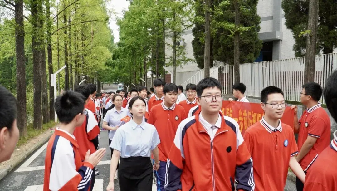 【中考加油】执笔逐梦·奔赴山海——城固县恒博实验学校中考送考仪式纪实-第56张图片-四季读书网 【中考加油】执笔逐梦·奔赴山海——城固县恒博实验学校中考送考仪式纪实-第56张图片-四季读书网