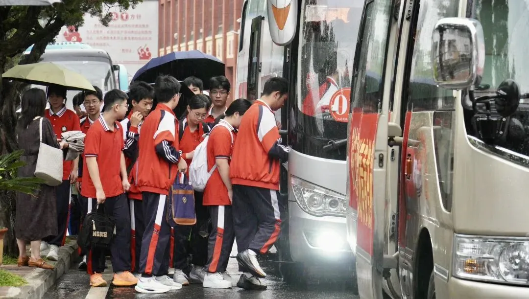 【中考加油】执笔逐梦·奔赴山海——城固县恒博实验学校中考送考仪式纪实-第57张图片-四季读书网 【中考加油】执笔逐梦·奔赴山海——城固县恒博实验学校中考送考仪式纪实-第57张图片-四季读书网