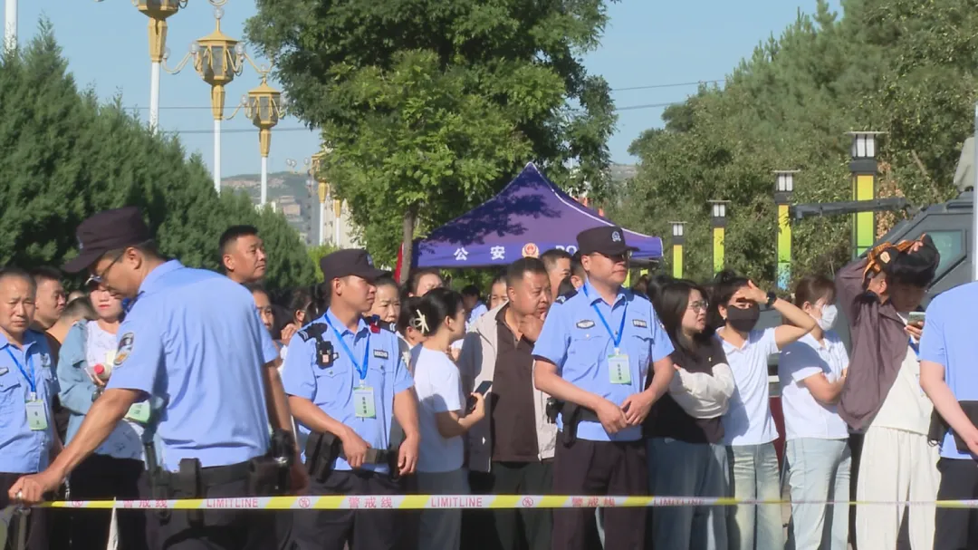 【护航中考】保德公安:警蓝护航中考路 畅通平安助逐梦-第2张图片-四季读书网