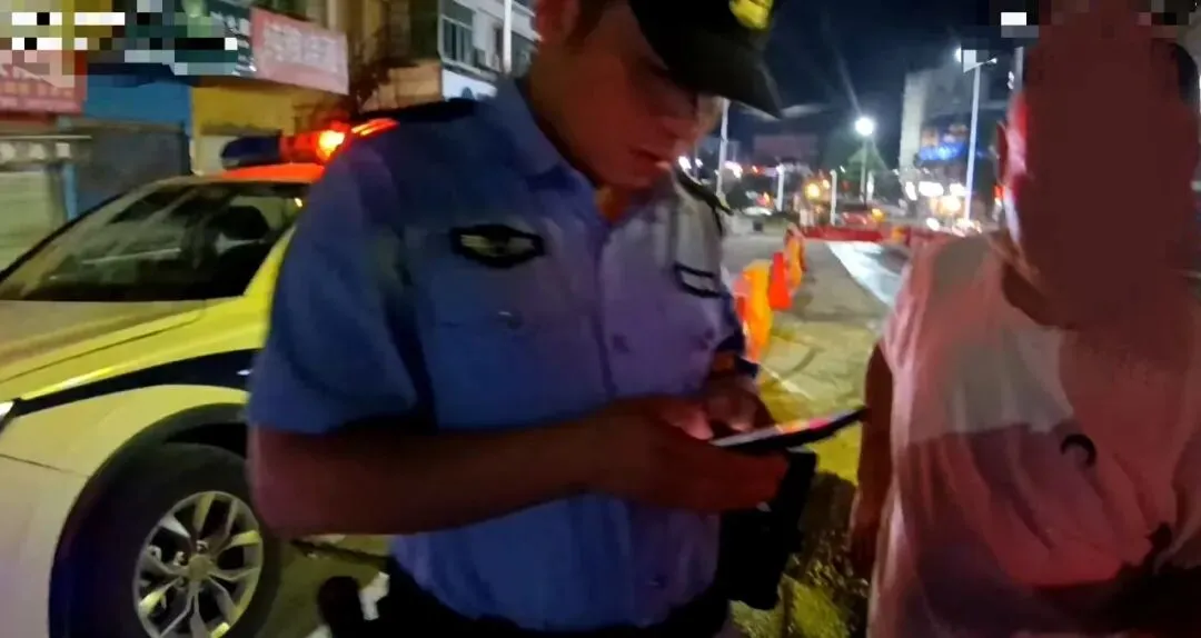 中考首日,赤壁公安守护在线-第4张图片-四季读书网 中考首日,赤壁公安守护在线-第4张图片-四季读书网