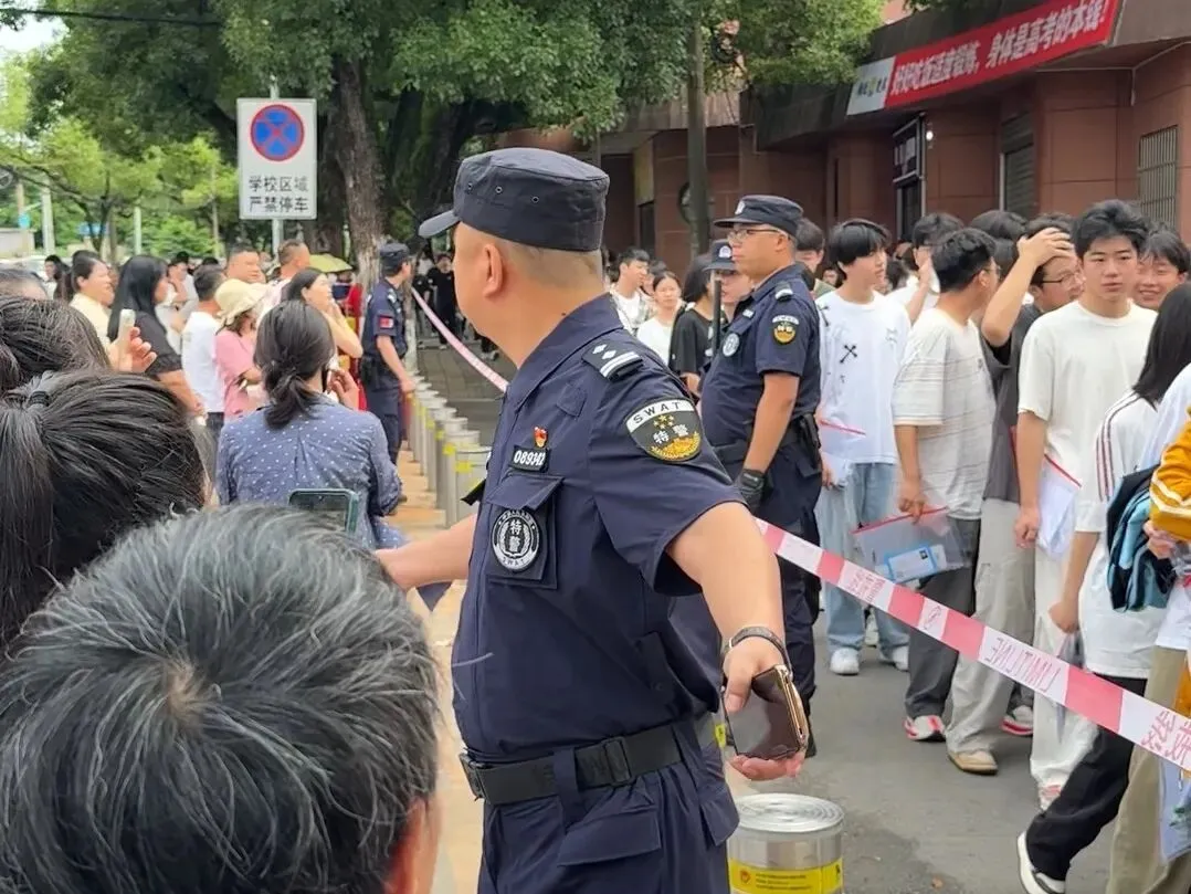 中考首日,赤壁公安守护在线-第9张图片-四季读书网 中考首日,赤壁公安守护在线-第9张图片-四季读书网