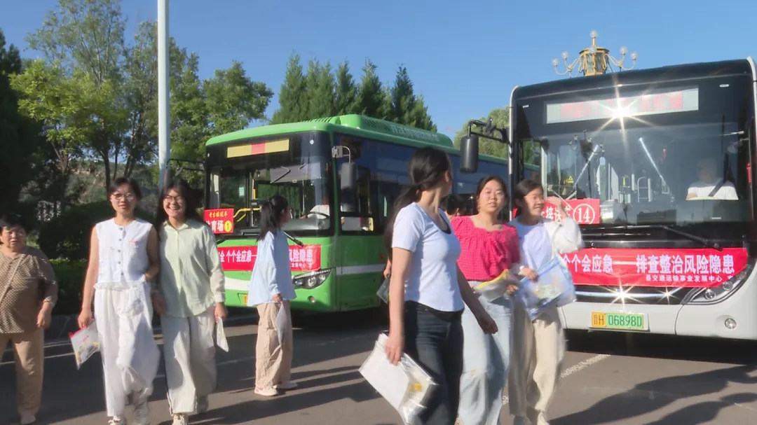 【中考加油】执笔赴考 青春绽放!保德县中考考生从容入场逐梦前行-第2张图片-四季读书网 【中考加油】执笔赴考 青春绽放!保德县中考考生从容入场逐梦前行-第2张图片-四季读书网