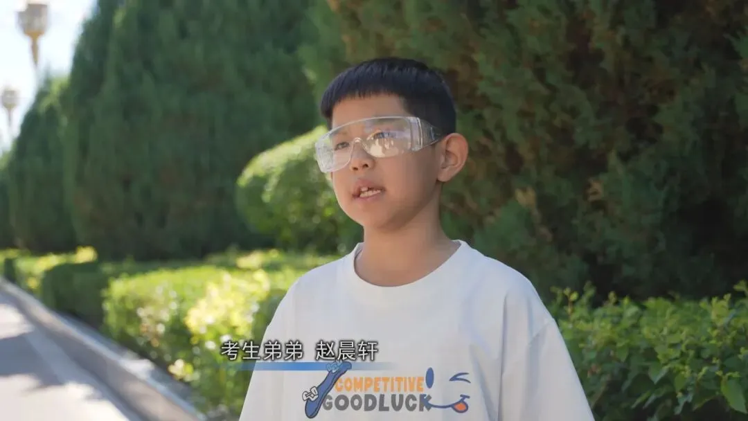 【中考加油】执笔赴考 青春绽放!保德县中考考生从容入场逐梦前行-第4张图片-四季读书网 【中考加油】执笔赴考 青春绽放!保德县中考考生从容入场逐梦前行-第4张图片-四季读书网