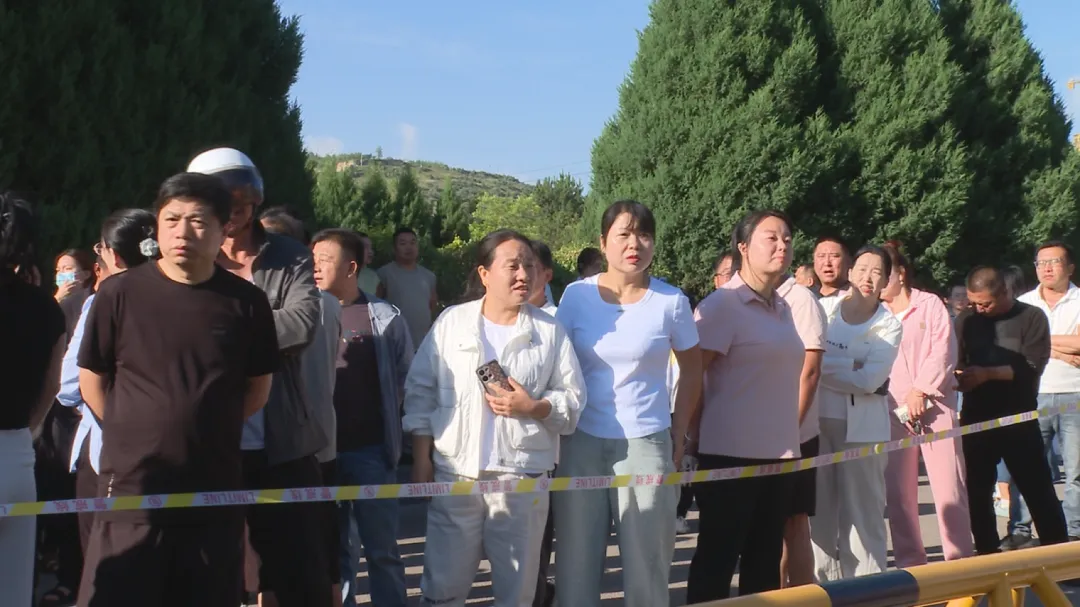 【中考加油】执笔赴考 青春绽放!保德县中考考生从容入场逐梦前行-第5张图片-四季读书网 【中考加油】执笔赴考 青春绽放!保德县中考考生从容入场逐梦前行-第5张图片-四季读书网