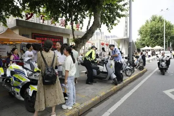 护航中考 交警同行-第1张图片-四季读书网 护航中考 交警同行-第1张图片-四季读书网