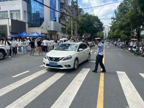 护航中考 交警同行-第5张图片-四季读书网 护航中考 交警同行-第5张图片-四季读书网