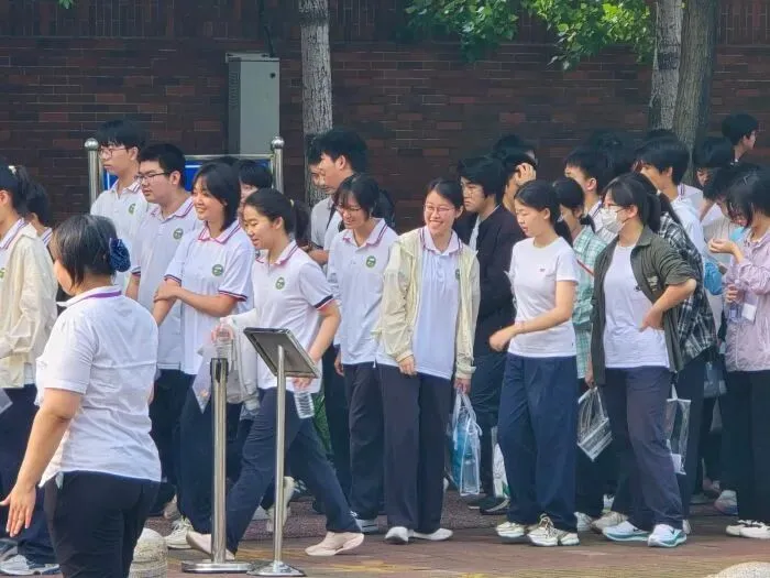 中考首日直击丨2.3万学子从容赴考 全城守护筑起平安防线-第7张图片-四季读书网