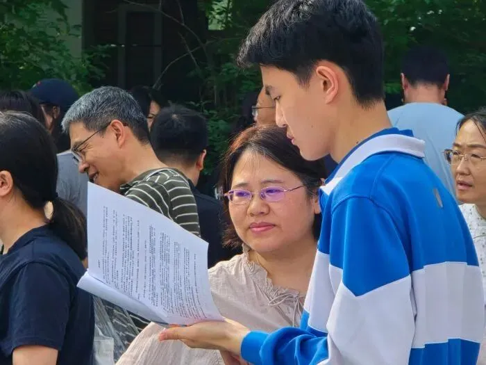 中考首日直击丨2.3万学子从容赴考 全城守护筑起平安防线-第8张图片-四季读书网