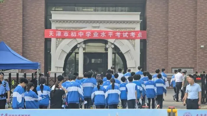 中考首日直击丨2.3万学子从容赴考 全城守护筑起平安防线-第9张图片-四季读书网