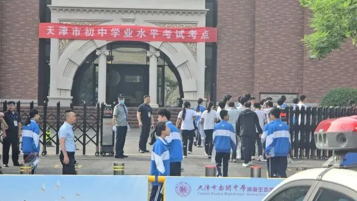 中考首日直击丨2.3万学子从容赴考 全城守护筑起平安防线-第10张图片-四季读书网