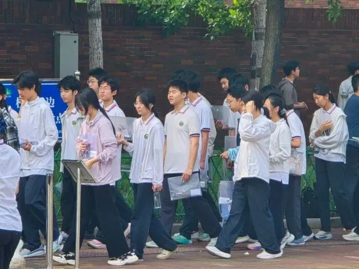 中考首日直击丨2.3万学子从容赴考 全城守护筑起平安防线-第11张图片-四季读书网