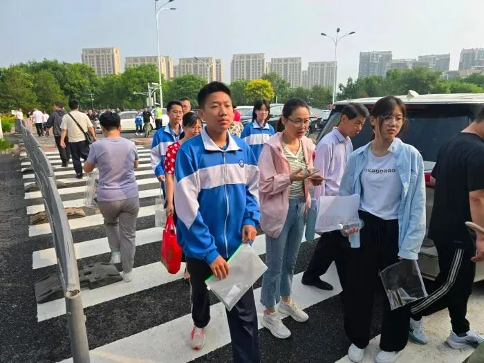 中考首日直击丨2.3万学子从容赴考 全城守护筑起平安防线-第12张图片-四季读书网