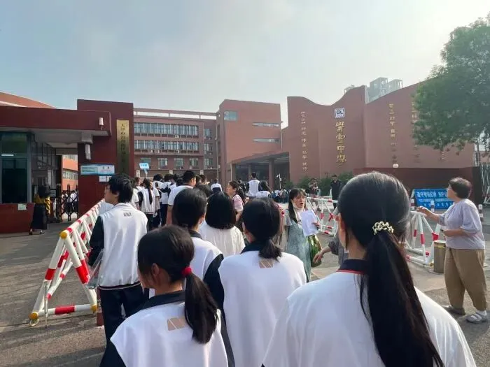 中考首日直击丨2.3万学子从容赴考 全城守护筑起平安防线-第14张图片-四季读书网