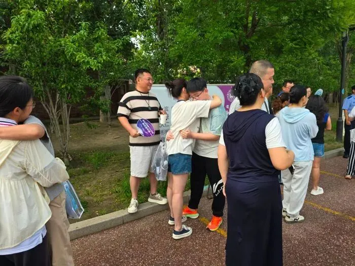 中考首日直击丨2.3万学子从容赴考 全城守护筑起平安防线-第15张图片-四季读书网