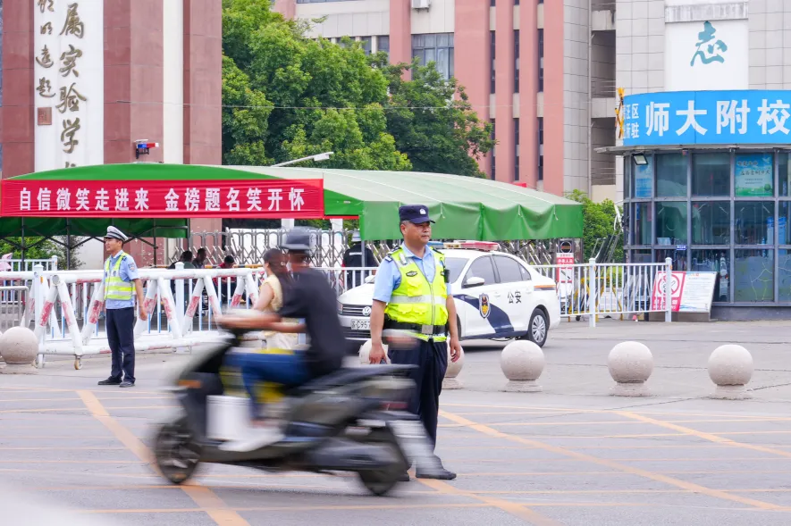 中考落幕!贾汪公安全程护航,圆满交卷!-第6张图片-四季读书网