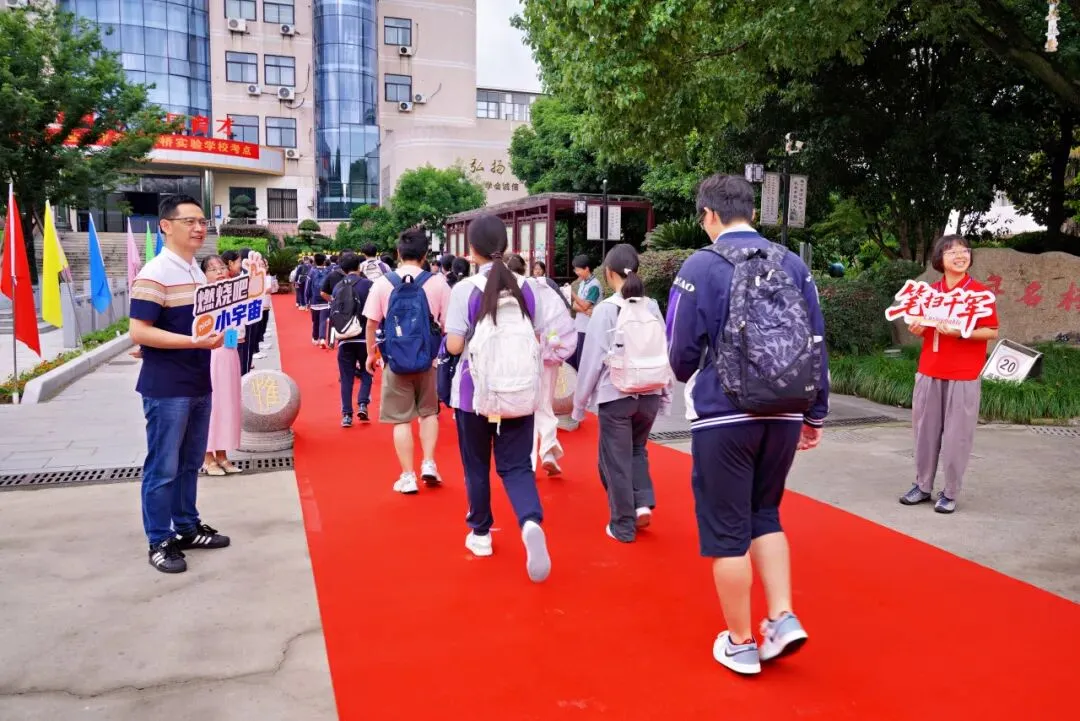 中考现场直击:暖心护考,此战必胜-第3张图片-四季读书网 中考现场直击:暖心护考,此战必胜-第3张图片-四季读书网