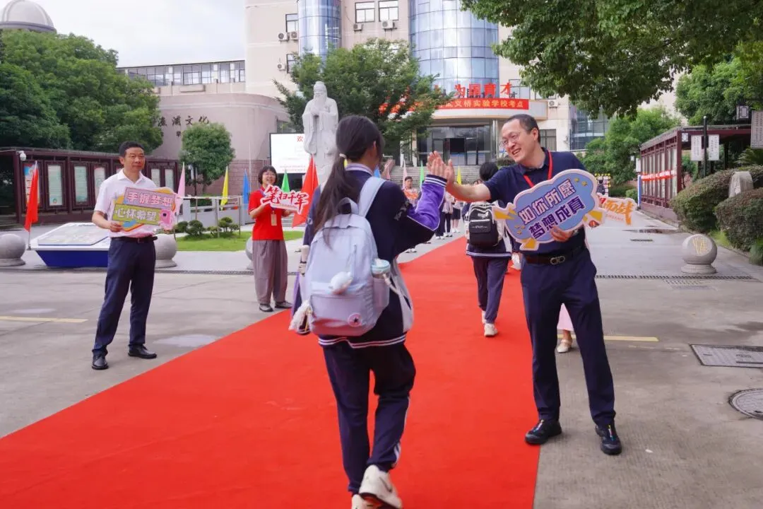 中考现场直击:暖心护考,此战必胜-第4张图片-四季读书网 中考现场直击:暖心护考,此战必胜-第4张图片-四季读书网