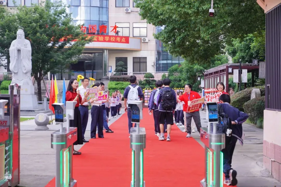 中考现场直击:暖心护考,此战必胜-第5张图片-四季读书网 中考现场直击:暖心护考,此战必胜-第5张图片-四季读书网