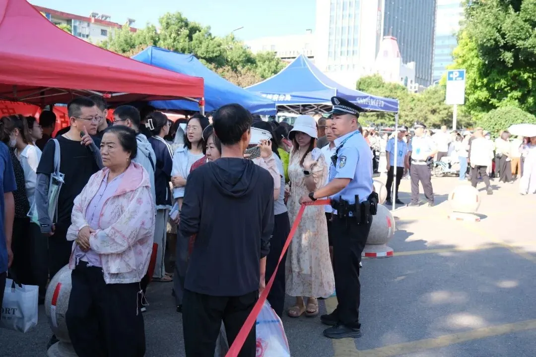 中考首日 忻州公安温情护航-第5张图片-四季读书网 中考首日 忻州公安温情护航-第5张图片-四季读书网