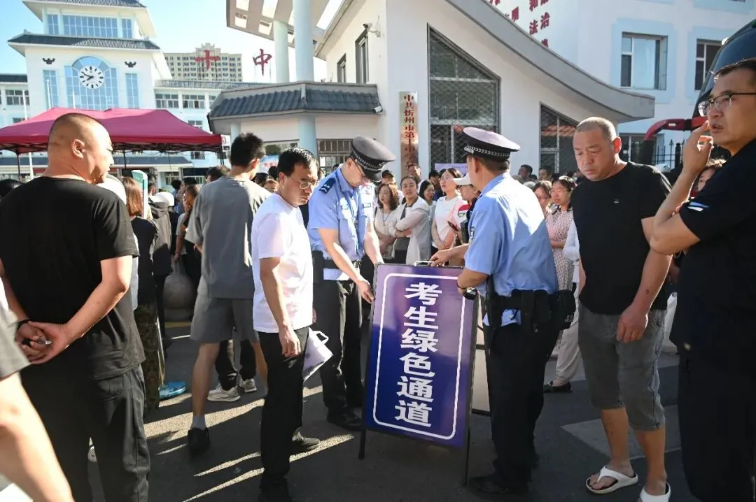 中考首日 忻州公安温情护航-第8张图片-四季读书网 中考首日 忻州公安温情护航-第8张图片-四季读书网