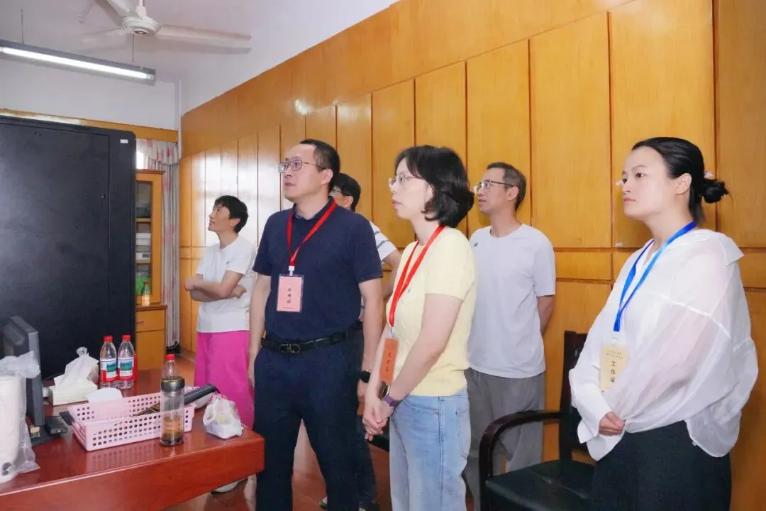 中考现场直击:暖心护考,此战必胜-第15张图片-四季读书网 中考现场直击:暖心护考,此战必胜-第15张图片-四季读书网