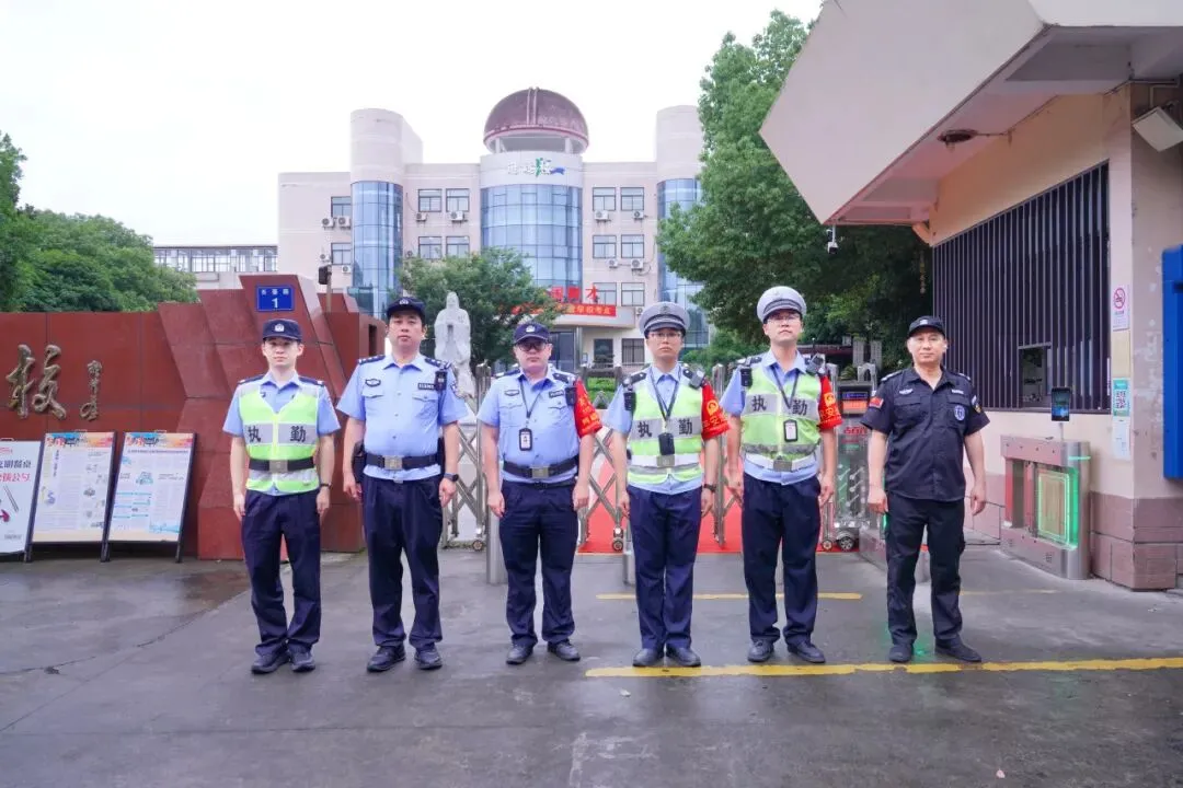 中考现场直击:暖心护考,此战必胜-第17张图片-四季读书网 中考现场直击:暖心护考,此战必胜-第17张图片-四季读书网