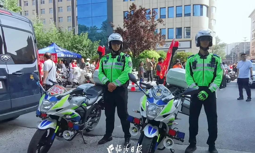 临汾中考考场外的“守护者”!-第2张图片-四季读书网 临汾中考考场外的“守护者”!-第2张图片-四季读书网