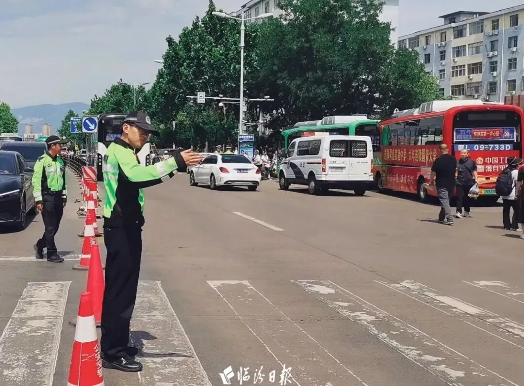 临汾中考考场外的“守护者”!-第3张图片-四季读书网 临汾中考考场外的“守护者”!-第3张图片-四季读书网