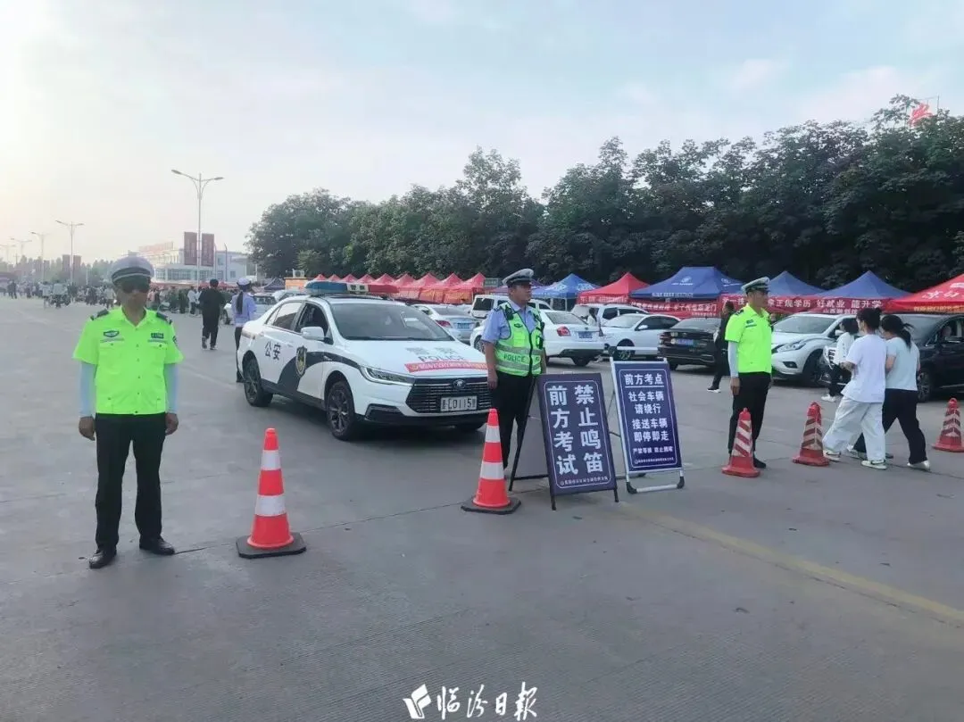 临汾中考考场外的“守护者”!-第4张图片-四季读书网 临汾中考考场外的“守护者”!-第4张图片-四季读书网