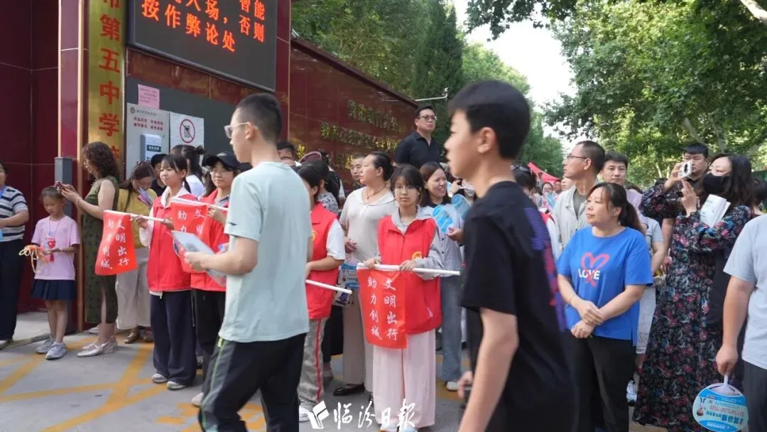 临汾中考考场外的“守护者”!-第6张图片-四季读书网 临汾中考考场外的“守护者”!-第6张图片-四季读书网