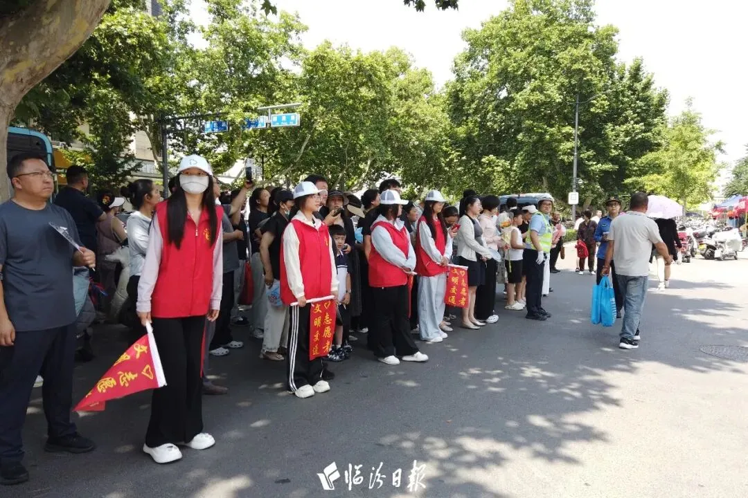 临汾中考考场外的“守护者”!-第10张图片-四季读书网 临汾中考考场外的“守护者”!-第10张图片-四季读书网