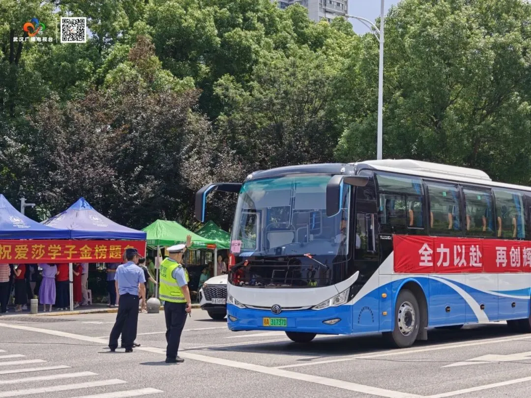 中考首日,武汉交警的这张“平安答卷”太暖了-第2张图片-四季读书网 中考首日,武汉交警的这张“平安答卷”太暖了-第2张图片-四季读书网