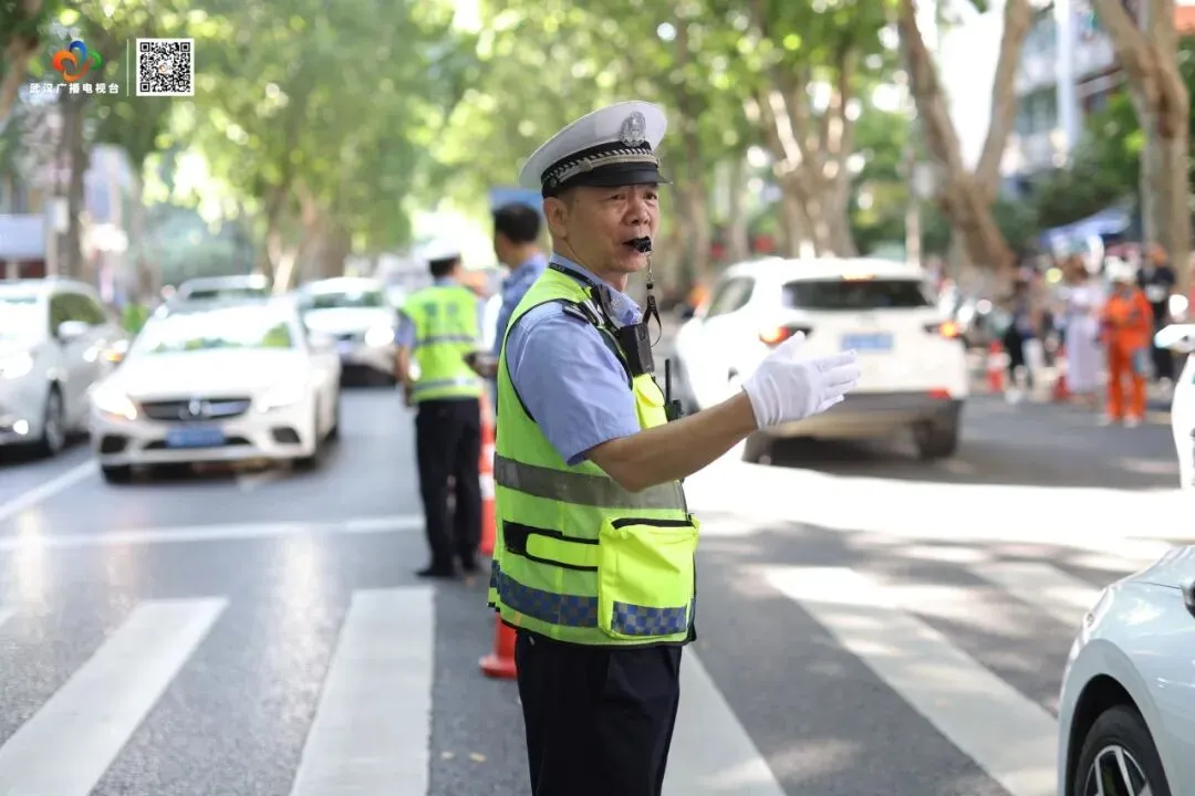 中考首日,武汉交警的这张“平安答卷”太暖了-第3张图片-四季读书网 中考首日,武汉交警的这张“平安答卷”太暖了-第3张图片-四季读书网