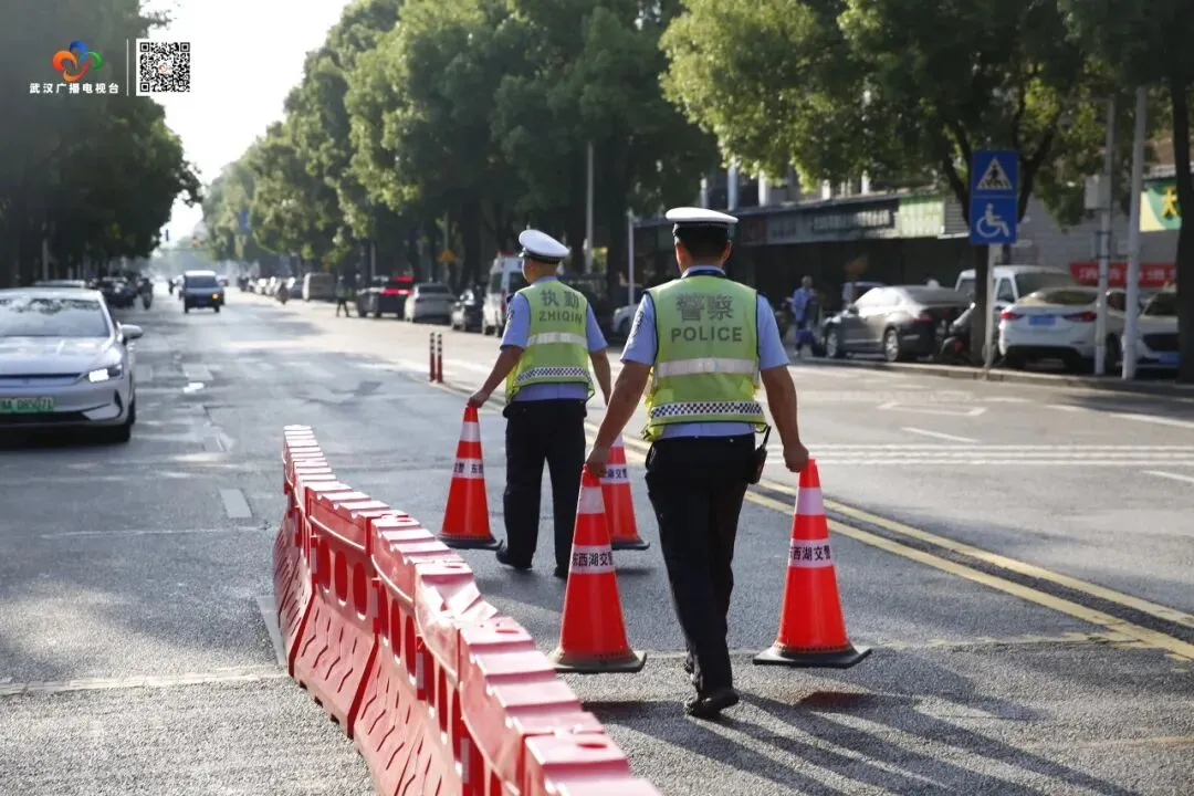 中考首日,武汉交警的这张“平安答卷”太暖了-第4张图片-四季读书网 中考首日,武汉交警的这张“平安答卷”太暖了-第4张图片-四季读书网