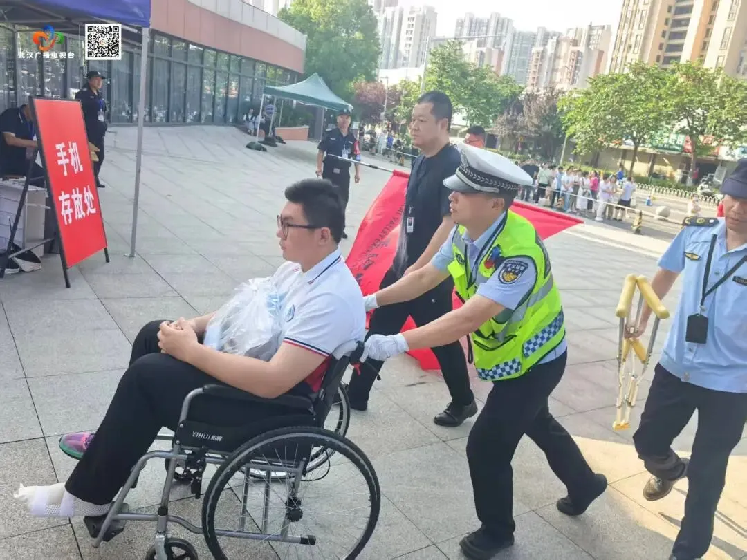 中考首日,武汉交警的这张“平安答卷”太暖了-第5张图片-四季读书网 中考首日,武汉交警的这张“平安答卷”太暖了-第5张图片-四季读书网