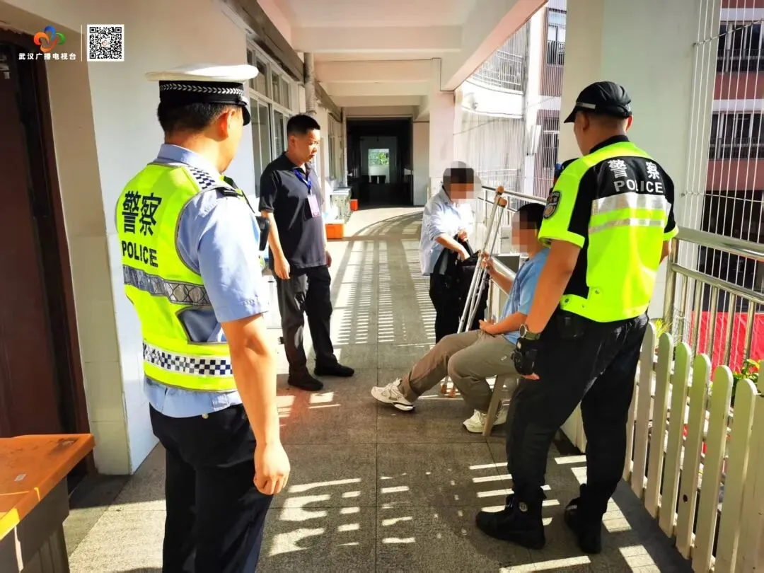 中考首日,武汉交警的这张“平安答卷”太暖了-第6张图片-四季读书网 中考首日,武汉交警的这张“平安答卷”太暖了-第6张图片-四季读书网